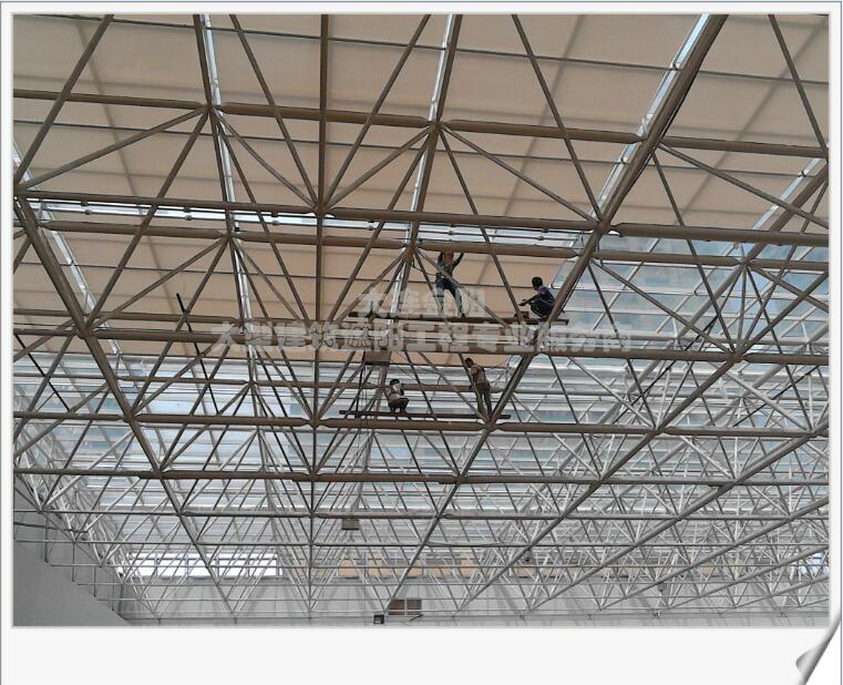 高空球形網(wǎng)架作業(yè)施工現(xiàn)場